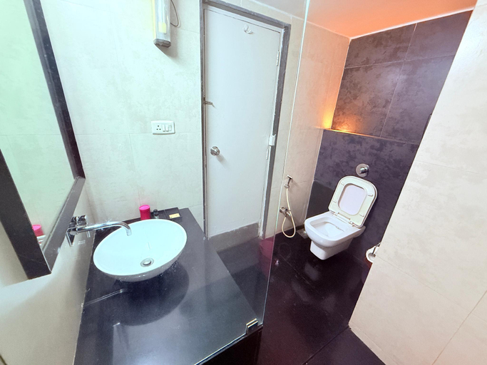 Bathroom 3, Hotel Garden, Raigarh