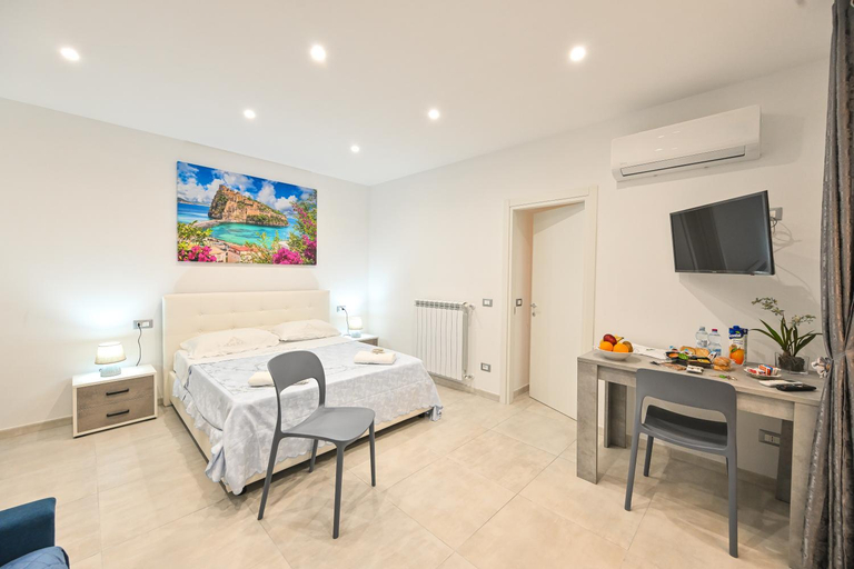 Bedroom 2, Lucia's Apartments, Napoli