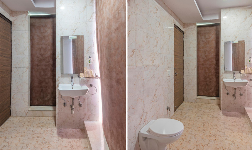 Bathroom 4, Treebo Elegant Palace, Delhi