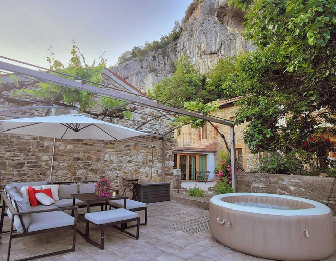 Others 4, Under the rock-jacuzzi-400y stone property, Koper