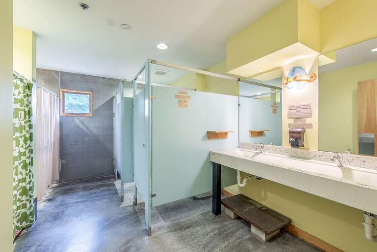 Bathroom 5, The Crash Pad: An Uncommon Hostel, Hamilton