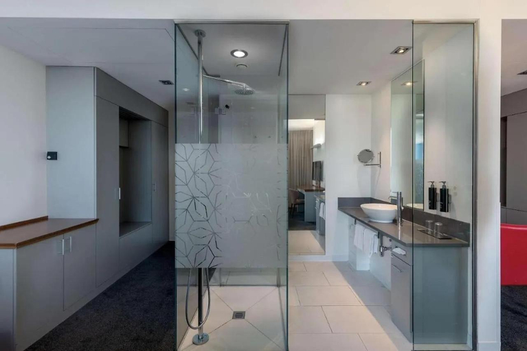 Bathroom 4, DoubleTree by Hilton Frankfurt Niederrad, Frankfurt am Main