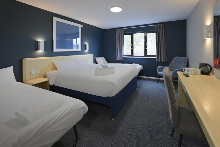 Bedroom 3, Travelodge Wellingborough Rushden, Northamptonshire