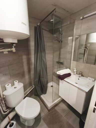 Bathroom, Appartement tout equipe a 6min a pied de la gare st charles, Bouches-du-Rhône