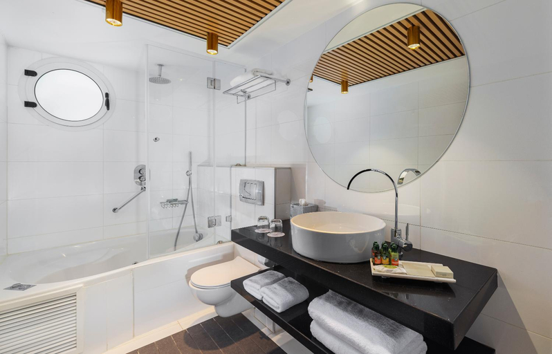 Bathroom 5, Savoy Sea Side Hotel
