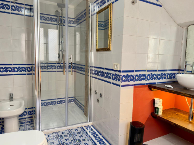 Bathroom 2, Albergo Diffuso Volterra, Pisa