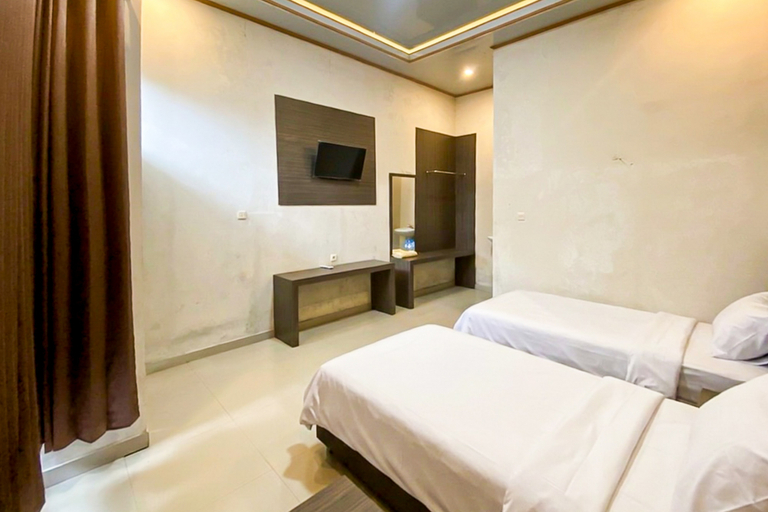 Bedroom 3, Hotel Prima Gaya RedPartner near Alun Alun Sukorejo Kendal, Kendal
