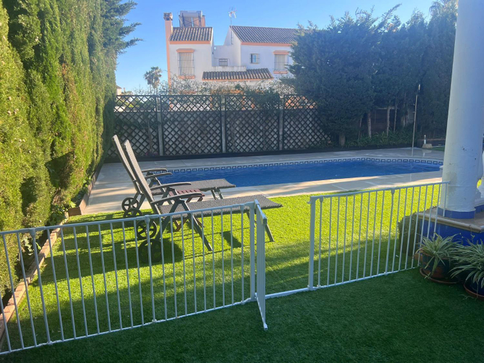 Others 5, Chalet con piscina privada, parking y zona BBQ, Huelva