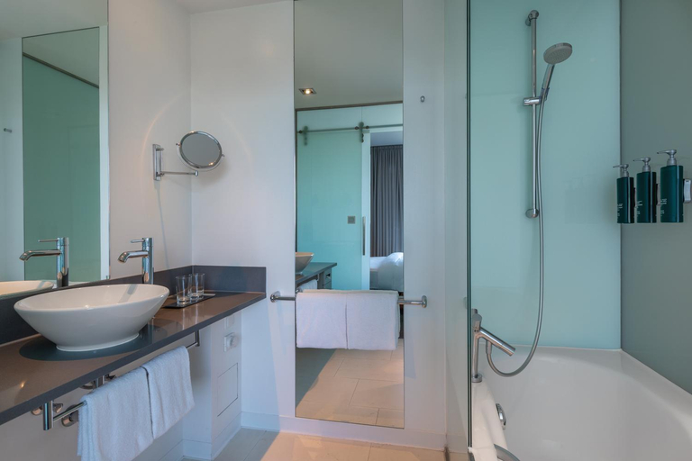 Bathroom 4, DoubleTree by Hilton Frankfurt Niederrad, Frankfurt am Main