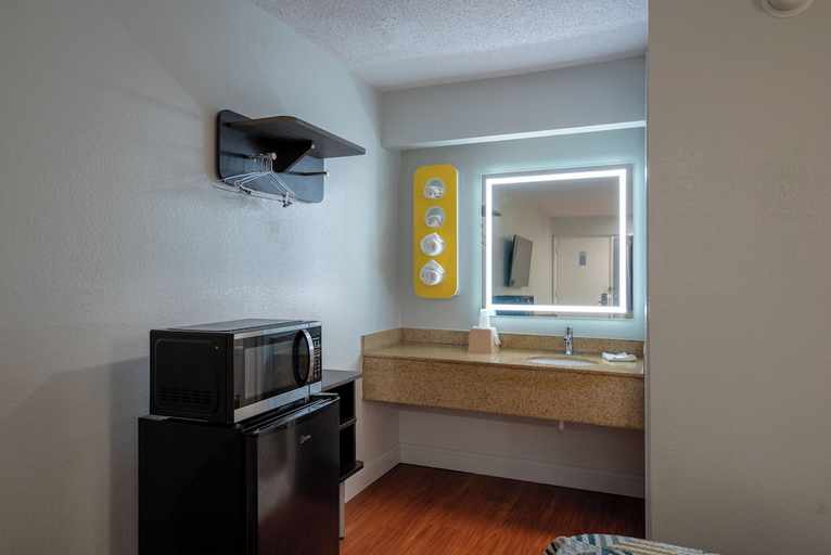 Bathroom 5, Motel 6 Richmond, VA - Midlothian Turnpike, Richmond