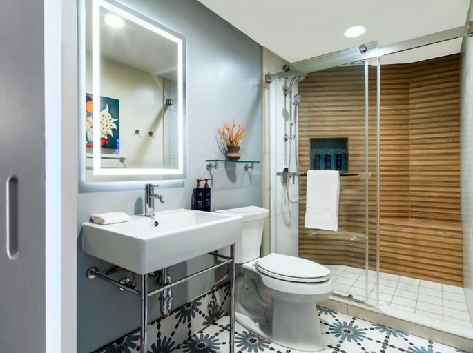 Bathroom, Hotel Maya, Los Angeles