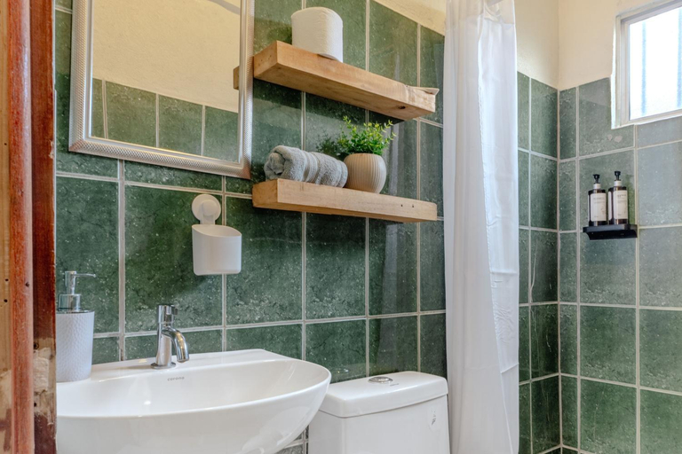Bathroom 2, Rooms & Pool Macaws, Osa