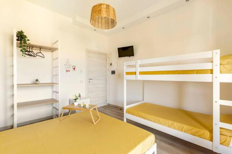 Bedroom 5, [Panoramico e a 90 metri dal mare], Caserta
