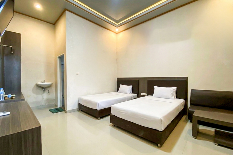 Bedroom 4, Hotel Prima Gaya RedPartner near Alun Alun Sukorejo Kendal, Kendal