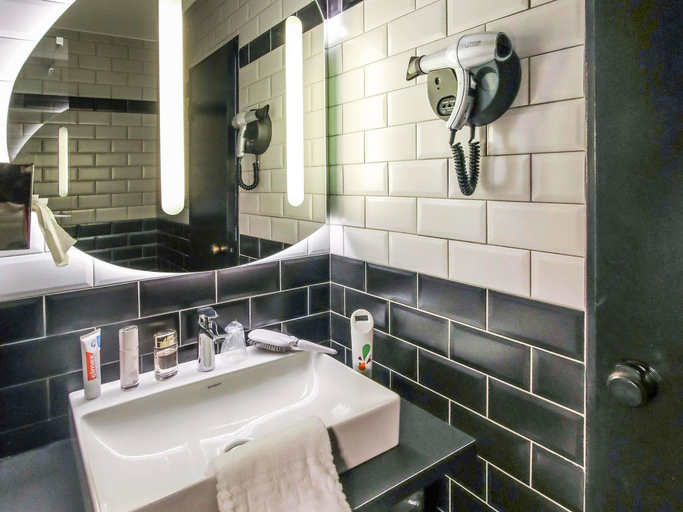 Bathroom 4, ibis Styles Clermont-Ferrand République, Puy-de-Dôme