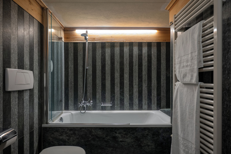 Bathroom 5, QC Hotel Bagni Vecchi, Sondrio