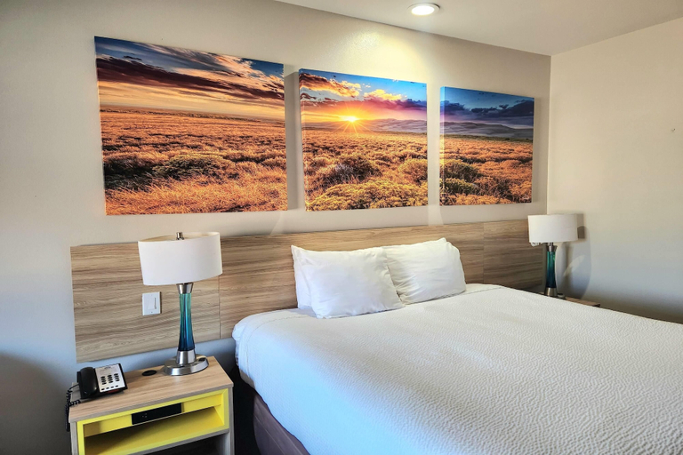Bedroom 4, Days Inn & Suites by Wyndham Katy, Houston