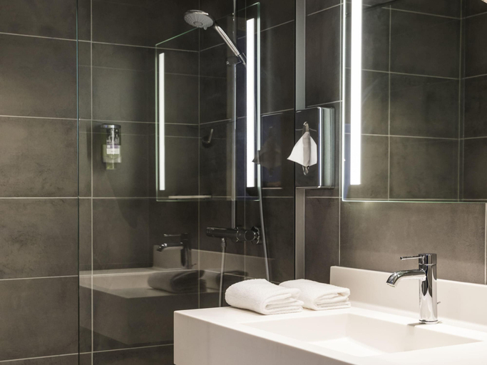 Bathroom 4, Mercure Beauvais Centre Cathédrale hotel, Oise