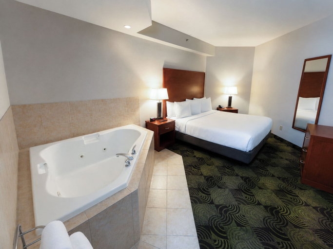 Bedroom 4, Deerfoot Inn & Casino, Division No. 6