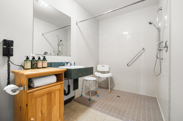 Bathroom 5, The Lodge at Arrow Lakes, Central Kootenay