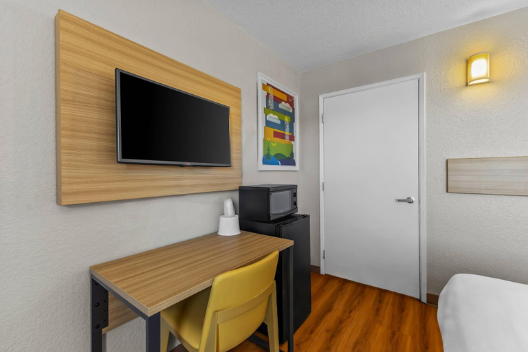 Bedroom 2, Park Inn by Radisson, Wells, Elko