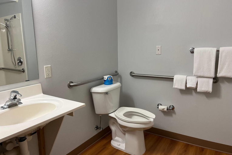 Bathroom 4, Motel 6 Sidney, NE, Cheyenne
