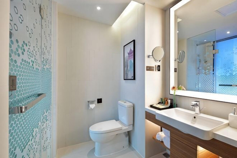 Bathroom 3, Hampton by Hilton Wuhan Tianhe Airport East, Wuhan