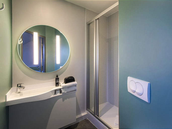 Bathroom, ibis budget Grenoble Voreppe, Isère
