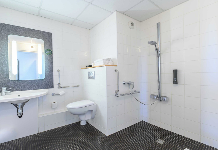 Bathroom 4, B&B HOTEL Versailles Le Chesnay, Yvelines