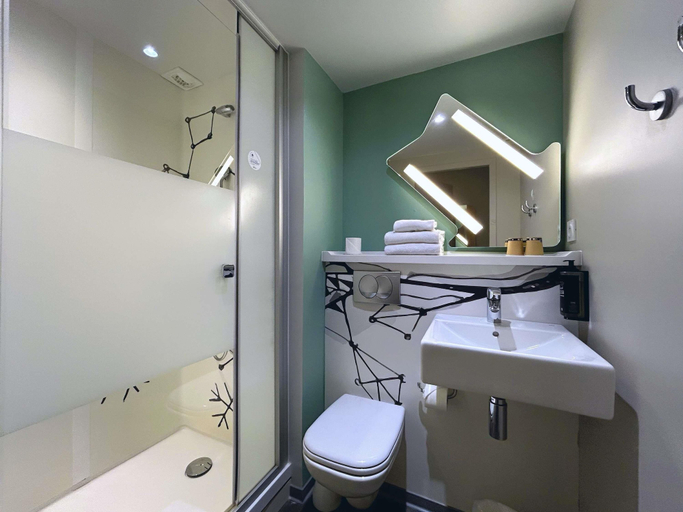 Bathroom 3, ibis budget Beaune, Côte-d'Or