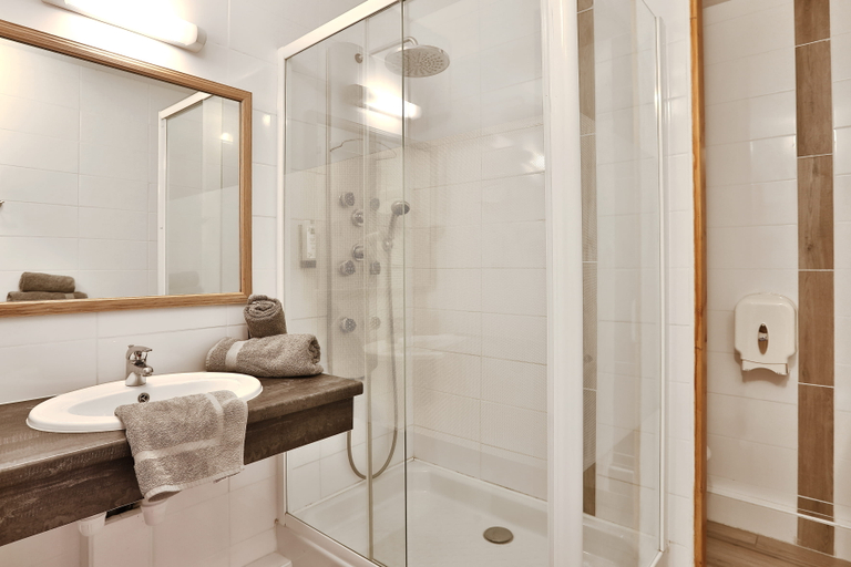 Bathroom 4, Logis Hôtel le Tropicana, Dordogne