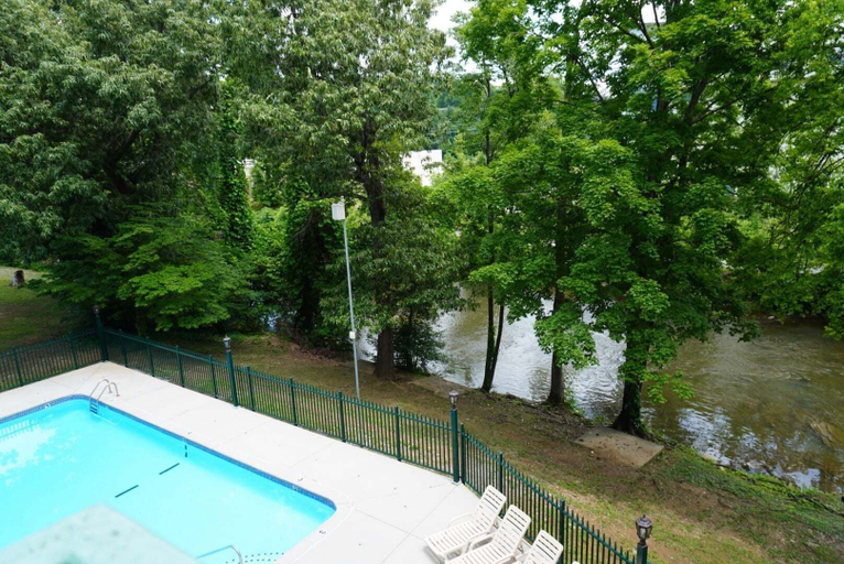 Sport & Beauty 5, Smoky Mountains 304 2BD Condo with Private Balcony and Fireplace by RedAwning, Sevier