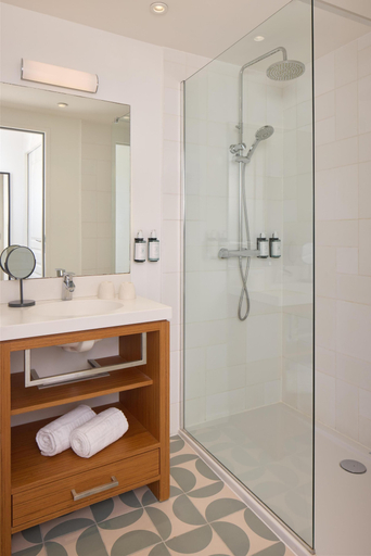 Bathroom 3, Best Western Arcachon Le Port, Gironde