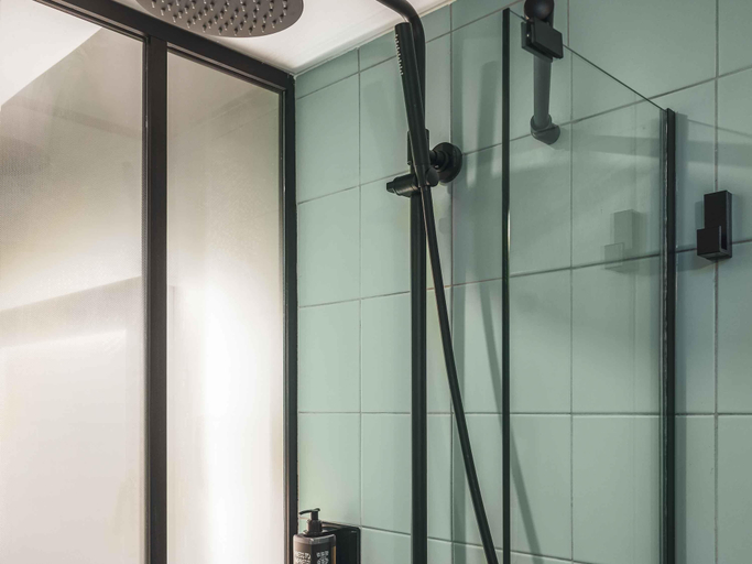 Bathroom 5, ibis Styles Paris Montmartre North, Paris