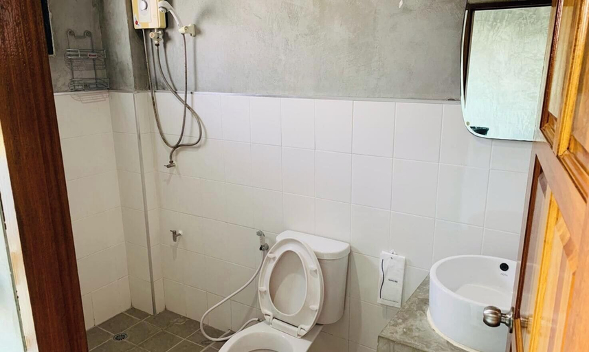 Bathroom 4, 168 Pattana, Phatthana Nikhom
