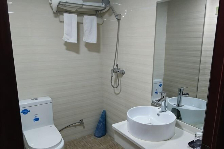 Bathroom 3, Luntai Jufu Hotel, Bayin'gholin Mongol