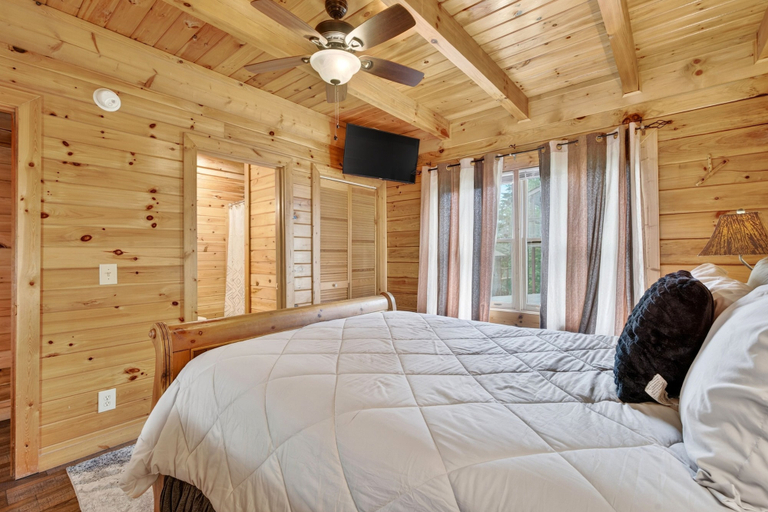 Room 5, Manaaki - The Happy Cabin 2 Bedroom Cabin, Sevier
