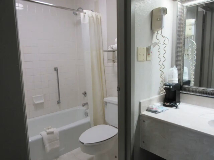 Bathroom 5, Clarion Inn Southern Pines - Pinehurst, Moore