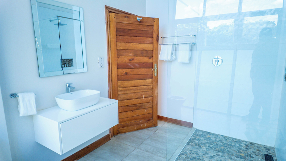 Bathroom 4, 36 Alexander Guest House, Harare