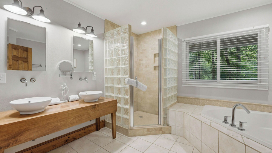 Bathroom 4, Porch Paradise by Avantstay New Pool, Firepit, Iredell