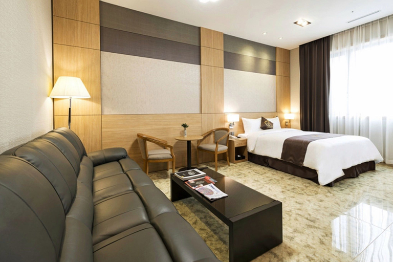 Bedroom 2, Gold River Hotel, Geum-cheon