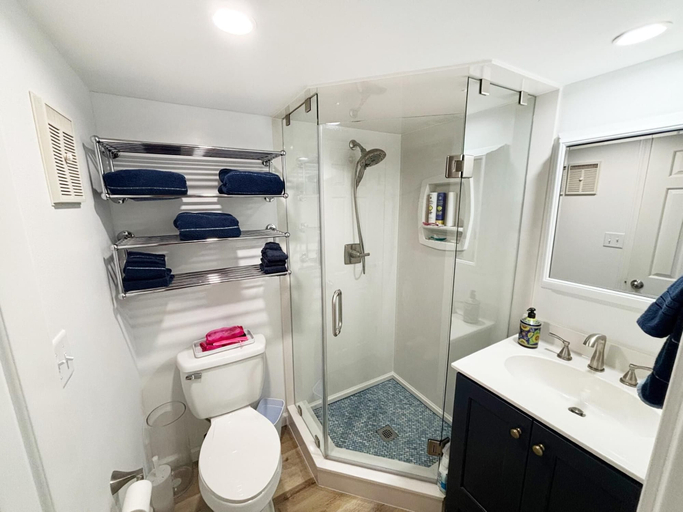 Bathroom 4, Sundunes 144, Escambia