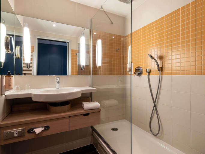Bathroom 5, Mercure Chantilly Resort & Conventions, Oise