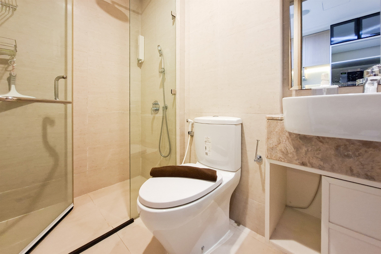 Bathroom 3, Homey and Warm Studio Room at Gold Coast Apartment By Travelio, Jakarta Utara