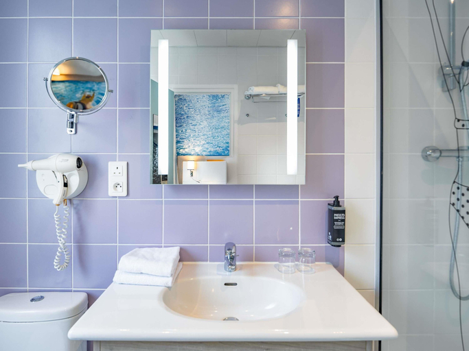 Bathroom 4, ibis Styles Calais Centre, Pas-de-Calais