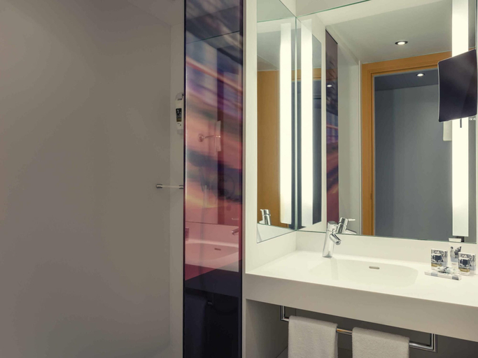 Bathroom 5, Mercure Paris Boulogne hotel, Hauts-de-Seine