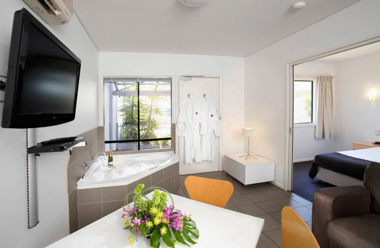Bedroom, Majestic Oasis Apartments, Port Augusta