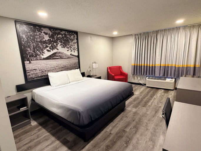 Bedroom 3, Super 8 by Wyndham Macomb, McDonough