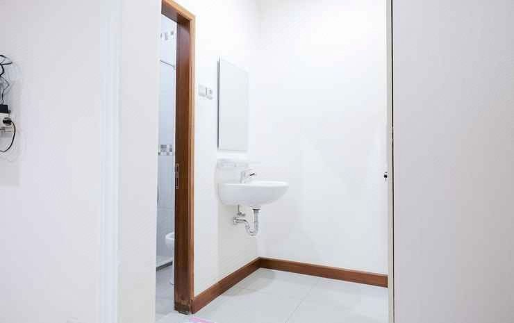 Bathroom 4, wisma delapan Mitra RedDoorz, Jakarta Selatan