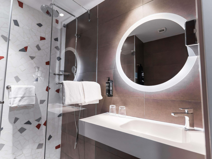 Bathroom 4, ibis Styles Barcelona City Bogatell, Barcelona